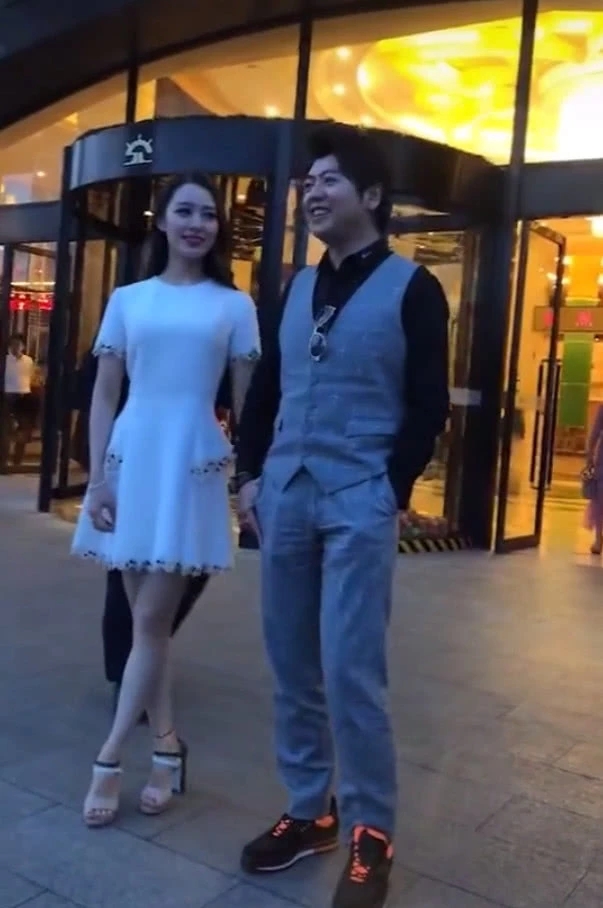 郎朗婚礼答谢宴 家里亲戚围着爱丽丝看 爱丽丝紧牵婆婆的手