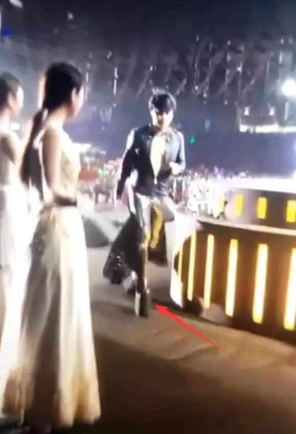 陈志朋脚踩20多厘米恨天高演出 走路不稳下台需助理搀扶