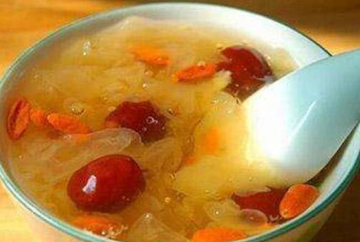 银耳红枣汤的做法 银耳的功效与作用 银耳的食用禁忌