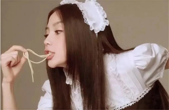 Baby昔日女仆装曝光 但是她的吃相一言难尽