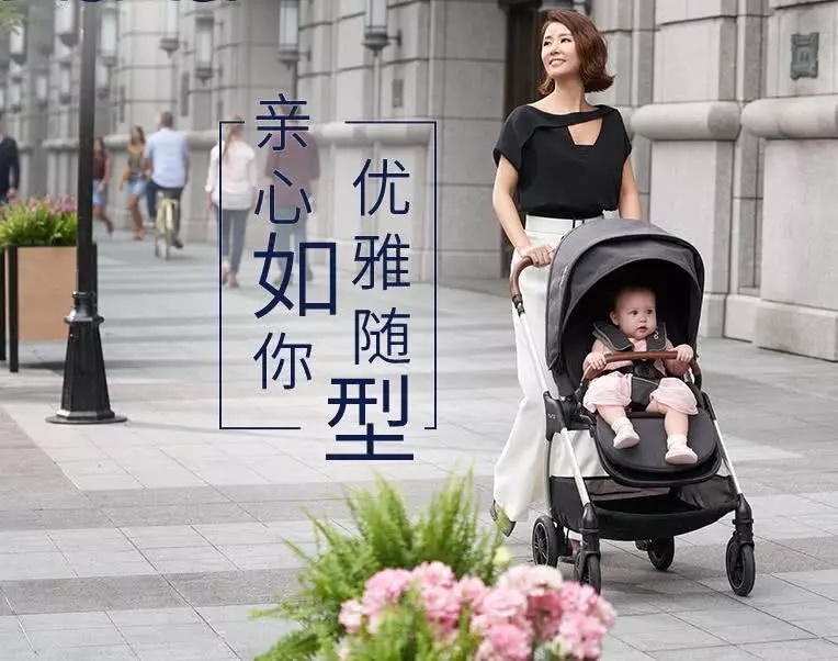 辣妈林心如近照 穿着时尚推小宝宝逛街 优雅自信