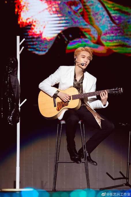 王俊凯看张艺兴演唱 会果然优秀的人都喜欢一起玩