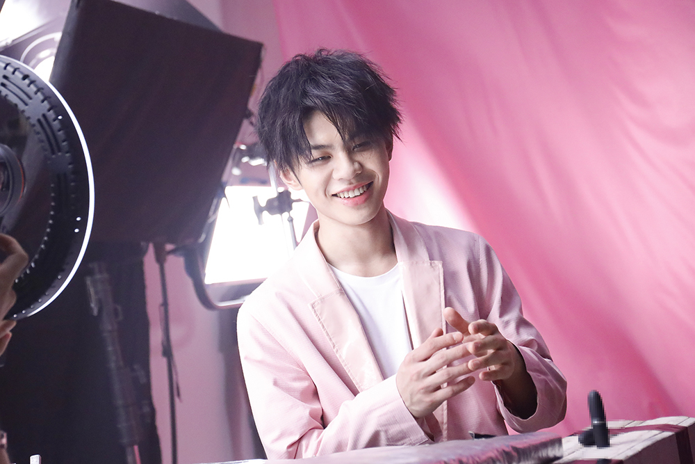 王晨艺  现身品牌活动粉色西装帅气十足