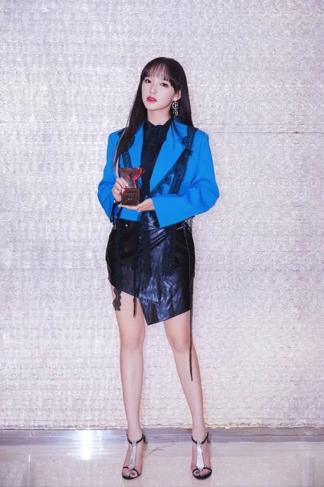 程潇穿小西装自带高级感 搭配半身裙秀身材 美得清新又时尚