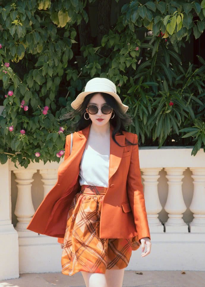刘亦菲一身橙色西装短裙装扮 搭白色吊带变夏日风情少女