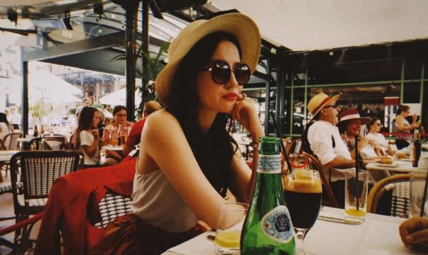 刘亦菲旅行真豪气 7千西装配4千包优雅高级 戴草编帽美成公主