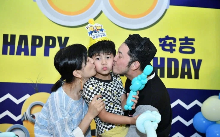胡可沙溢庆祝儿子8岁生日 夫妻双方亲吻安吉脸蛋 