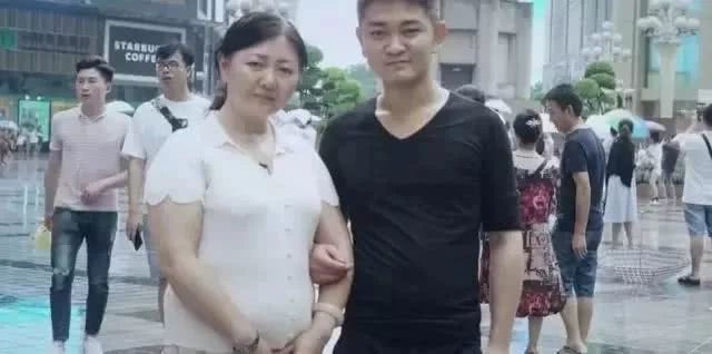 保姆偷男婴27年 养废后归还 家庭就是一个人的命运    父母，是孩子安全感的来源。家庭，就是一个孩子的命运。  养孩子的父母，可能都做过类似孩子走丢了或孩子被拐走的噩梦。  仅仅是梦里找孩子的几秒钟