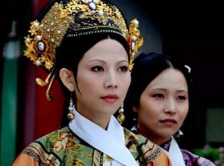 姐妹两分别嫁给清朝的爷孙两人，一个为妃一个为后……