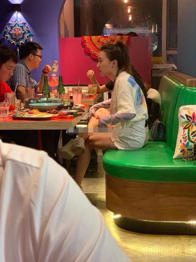 网友偶遇张丹峰经纪人毕滢将男性友人训到低头不语 坐姿霸气