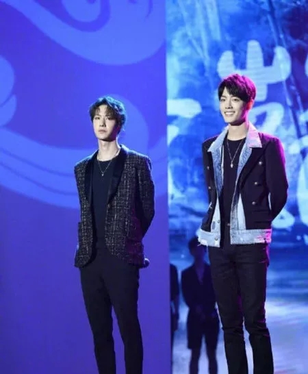 陈情令主演肖战王一博同框 互吹彩虹屁