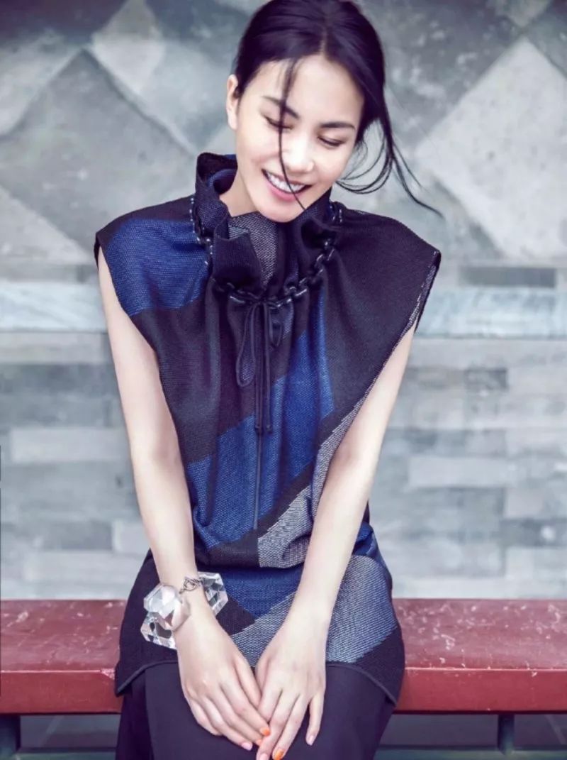 王菲13岁女儿和冯小刚29岁女儿  同患兔唇 差距就像天壤之别