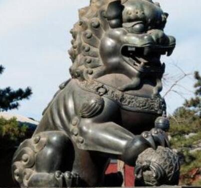 石狮子的嘴里含有一颗球能转能动 的究竟是怎么放进去的呢