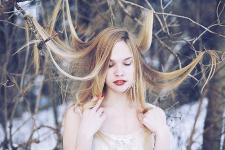 情感文章 流年瘦云鬓  岁月如棋行