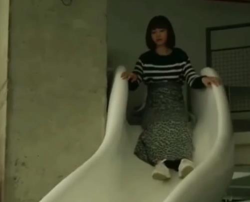 唐嫣被曝超喜欢小朋友 片场捏脸搂抱不停 童心大发自己还玩滑梯