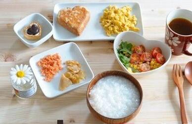 老年人吃早餐不应该太早 老年人吃早餐应该避免哪些食物呢?