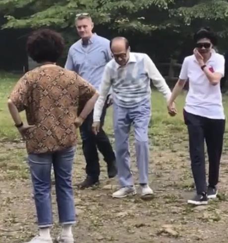 91岁富豪李嘉诚与58岁女友周凯旋出巡 一直牵手超甜蜜