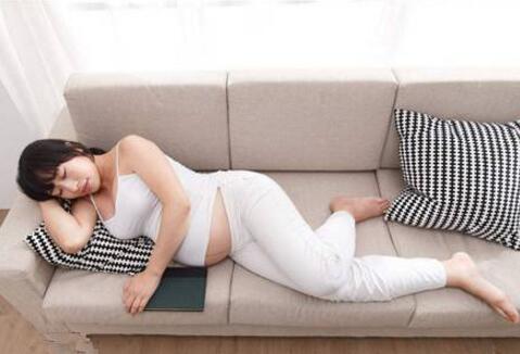 胎儿在黑漆漆的娘胎里会无聊吗 这些自娱式的花样很暖心