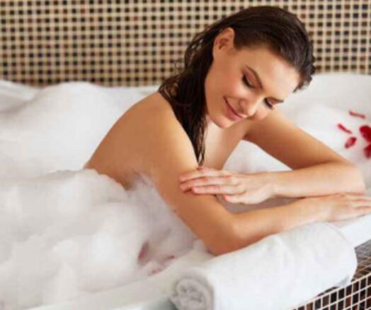 你的脸上云淡风轻    谁也不知道你的牙咬得有多紧