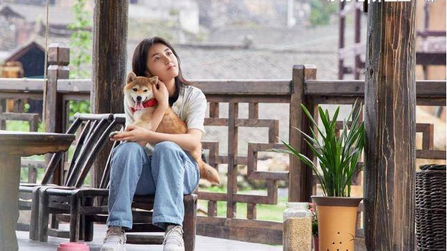 张子枫抱狗姿势也能上热搜 看到照片后感觉好幸福：还是女孩子好