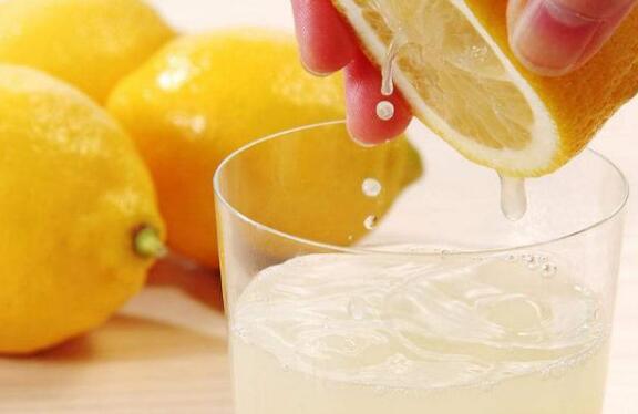 牙齿发黄咋办 这3个美白牙齿的小妙招 吃哪些有助于美白牙齿