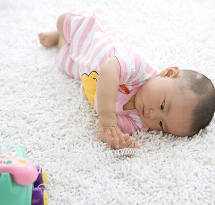 用鲜艳带响的玩具 锻炼宝宝觉跟踪能力