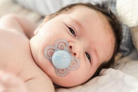刚满月的宝宝能用安抚奶嘴么？