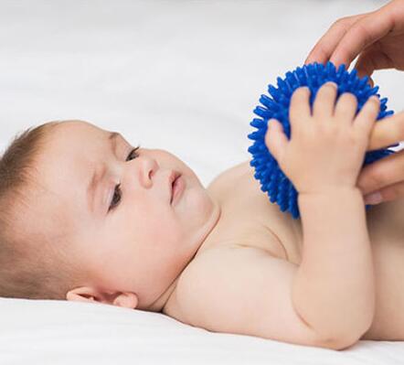 巧用带声响的玩具，增强宝宝的视听能力