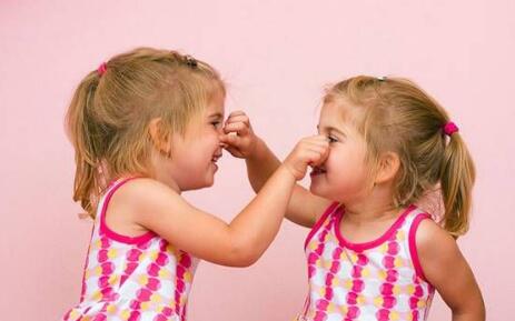 用铃铛训练宝宝听觉 提高声音的辨识度