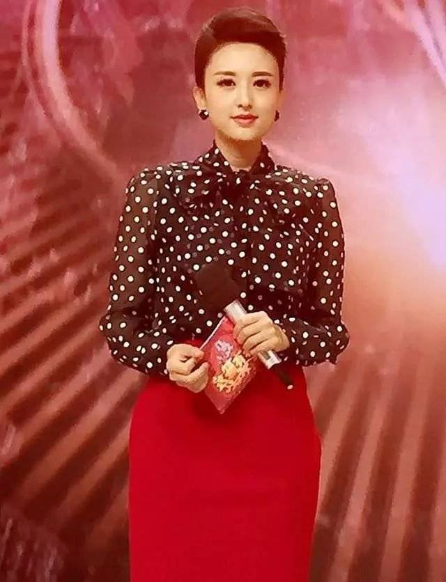 她美过董卿曾从万人中夺冠进央视  今嫁五十多岁富商当了后妈