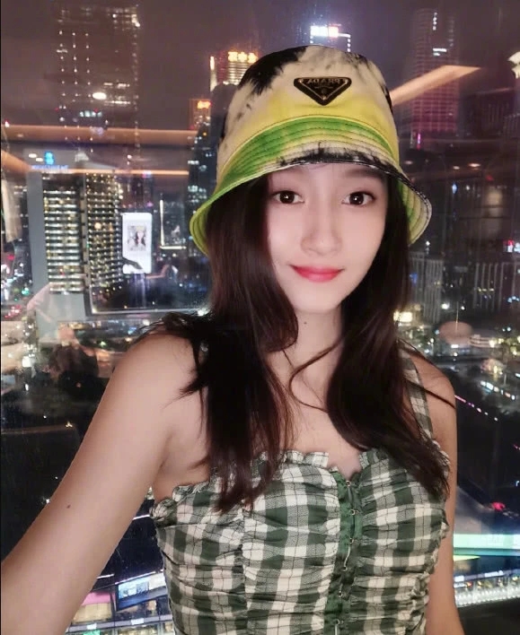 街头偶遇关晓彤拍新戏 豪华大长腿抢镜 未受分手传闻影响