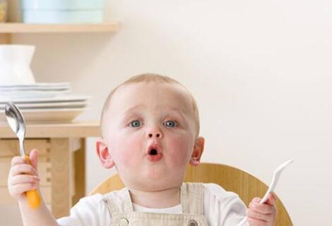 不好的饮食习惯都是家长惯的 妈妈这样做能够让宝宝好好吃饭