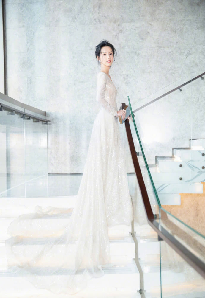 七月限定女友陈都灵 一袭白色长裙仙气飘飘 感受夏季的微风