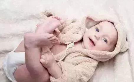 宝宝爬行好处多 如何训练宝宝爬行？