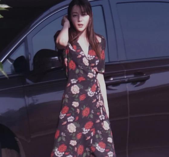 迪丽热巴这是恋爱了最近都在穿花裙子真是好甜一女的