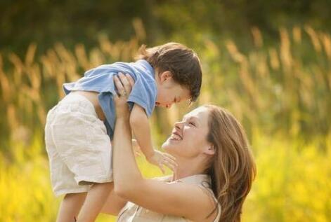 孩子哭了到底要不要抱 听听育儿专家怎么说