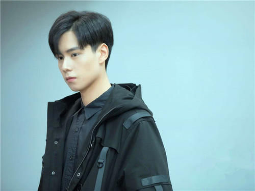 李现在机场帮别人搬东西 这是在赚小费还小白的债吗