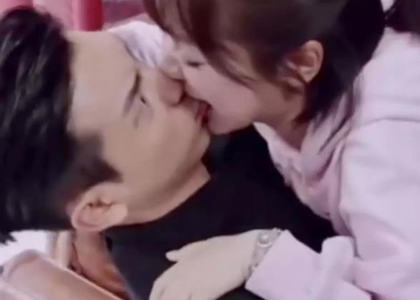佟年醉酒把男友嘴巴当草莓咬 韩商言难以招架 