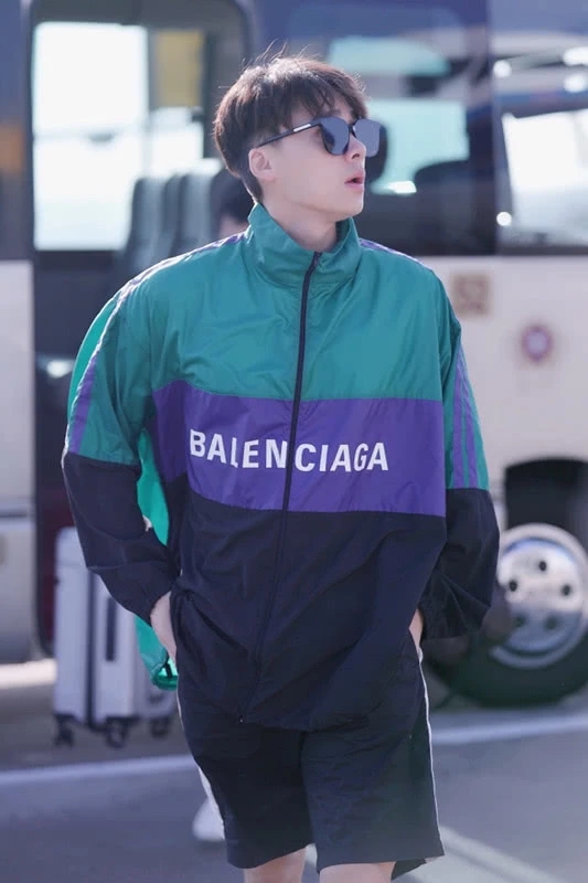 李易峰把头发剪短 剪成锅盖头减龄清爽 配上运动装帅回20岁