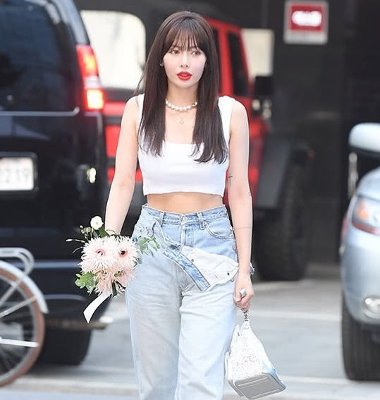 金泫雅穿两条牛仔裤出街 露脐上衣凸显细腰