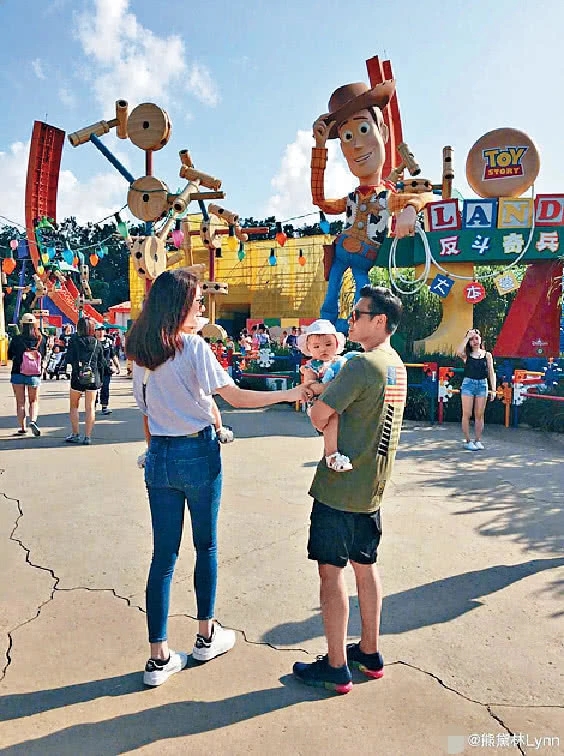 熊黛林甜蜜挽手老公为女儿买玩具 已恢复模特身材线条明显