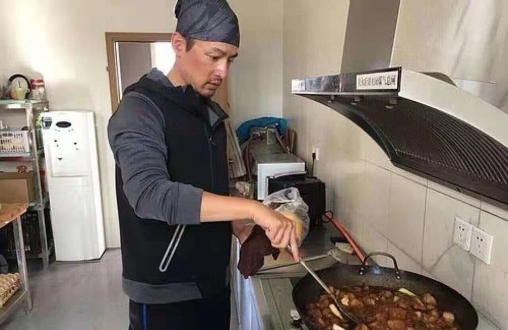 胡歌为做志愿消失一个月 却遭调侃 时隔三年还是只会两道菜