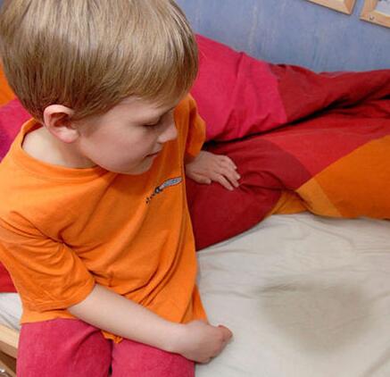 宝宝尿床很常见 妈妈耐心训练是关键