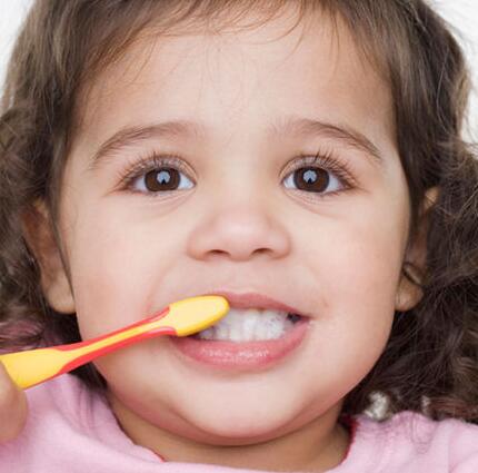 预防孩子龋齿 养成饭后刷牙漱口的习惯