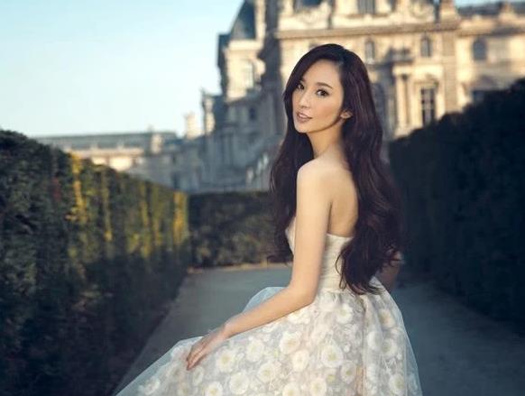 40岁吴佩慈怀第四胎首现身 与阔太闺蜜玩得开心 吃烤肉喝清酒