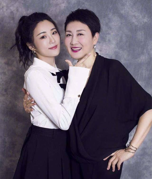 靠演员妈妈出道 拍戏上综艺唱歌都参加 今22岁却越来越没星味