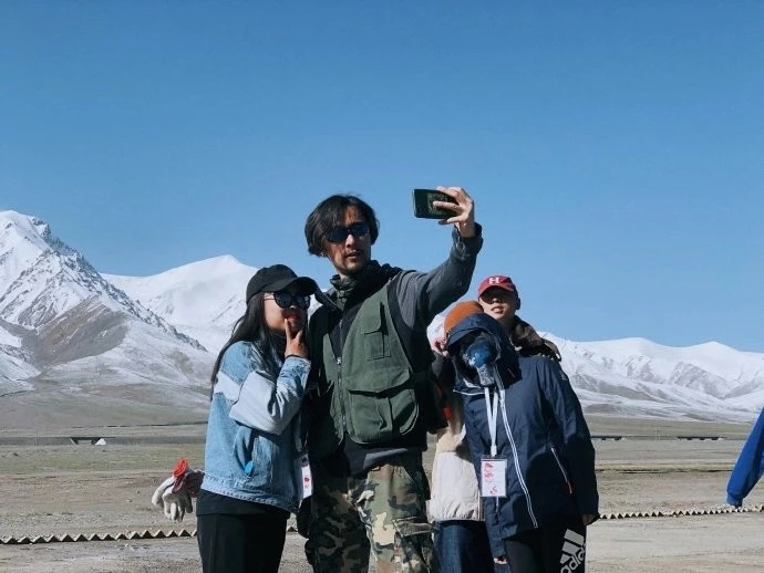 胡歌留长发胡子拉碴差点认不出 亲自下厨献爱心很接地气