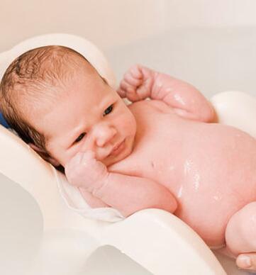 给宝宝洗澡是大事 需要全家总动员