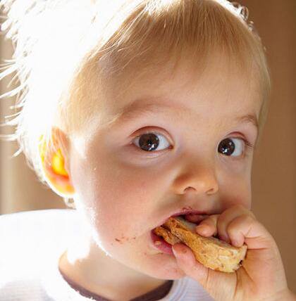 宝宝吃饭要细嚼 有助牙齿排列整齐
