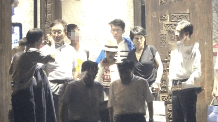 邓婕张国立养子首次曝光正脸照 夫妻俩用餐后开车带男孩回家